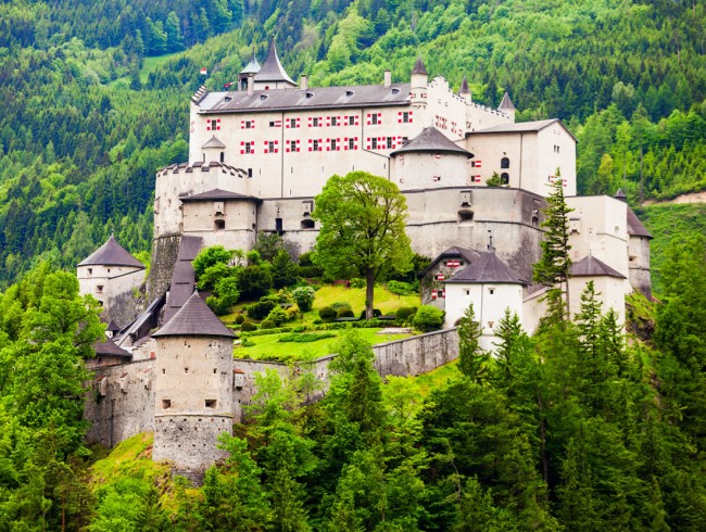 Erlebnisburg Hohenwerfen mit Greifvogelschau und Landesfalknereimuseum